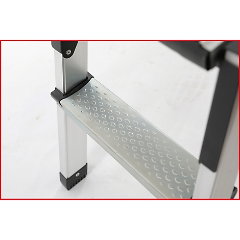 Nahaufnahme einer silbernen Trittleiter mit rutschfester Oberfläche und schwarzen Elementen.